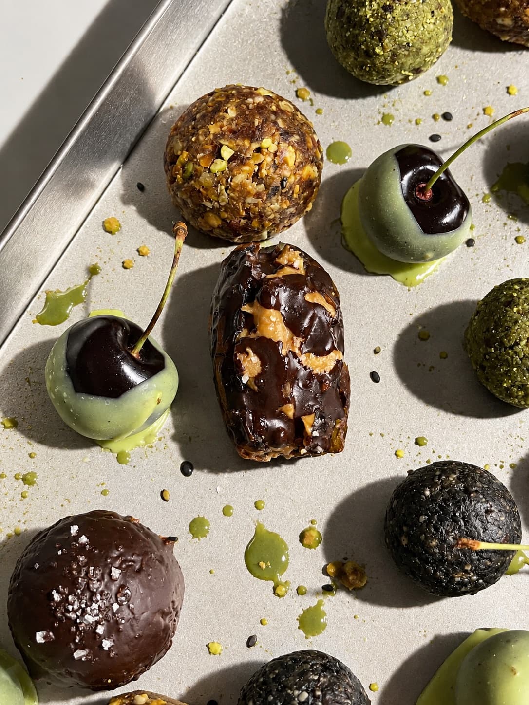 トレーに並んだチョコレートと抹茶のエナジーボール