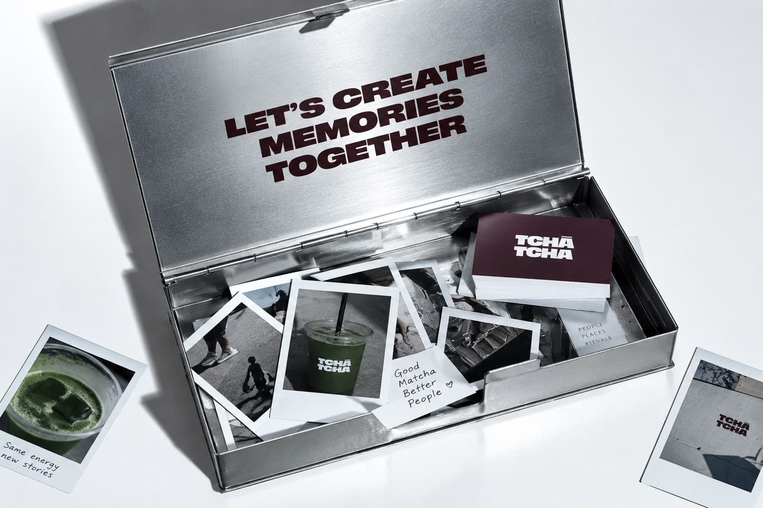 写真とカード、そして Let’s create memories together の文字が入った、開いた Tchá Tchá の金属ボックス
